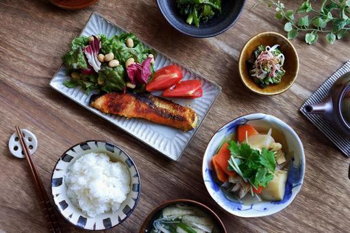 運動より食事！体脂肪を落とす本当の方法