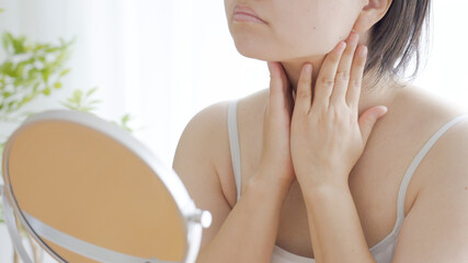 顔のむくみをスッキリさせる朝習慣