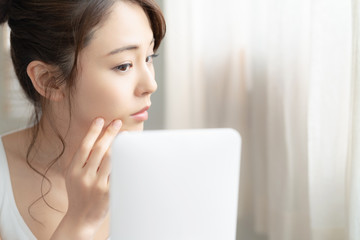 頭皮のたるみが顔のたるみに直結する事実