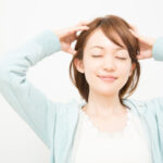 頭痛薬が手放せない人の頭皮、触るとこうなってます