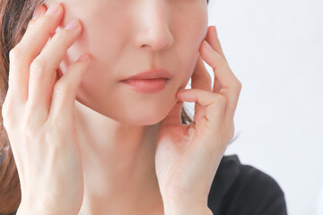 顔が大きく見える原因ランキングTOP3