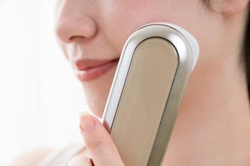 リフトアップ美顔器、頭皮ケアしてる？