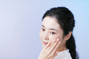 目元のシワ、クリーム塗っても消えない理由