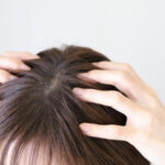 肌荒れが治らない人、頭皮触ってみて