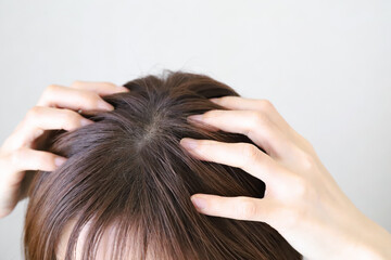 肌荒れが治らない人、頭皮触ってみて